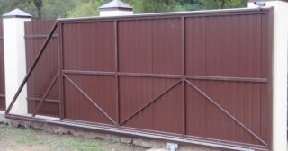 Купить откатные ворота из профнастила Югорск, цена от 1775 руб.
