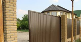 Купить откатные ворота из профнастила Югорск, цена от 1775 руб.