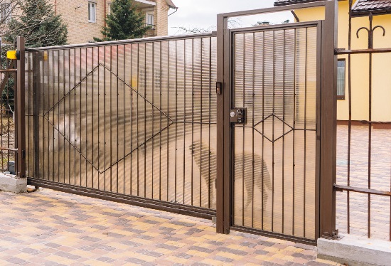 Купить ворота из профлиста с элементами ковки, с металлическими столбами в рамке или под дерево в Югорске от 156540 руб